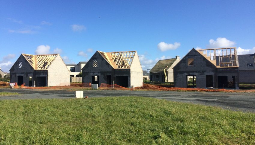 Charpente moderne - 3 maisons en lotissement - vue de derrière
