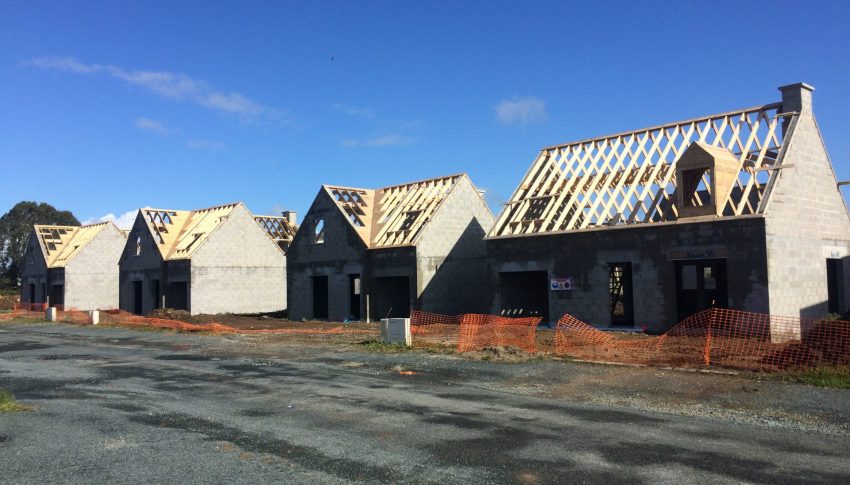 Charpente moderne - 3 maisons en lotissement - vue face